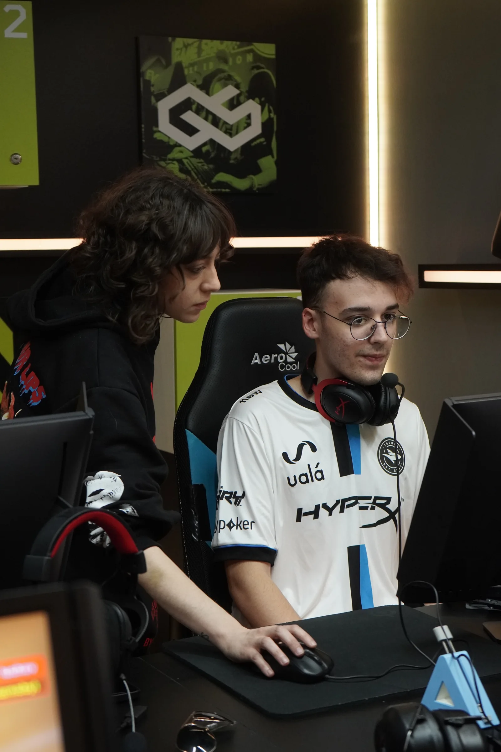 Sol trabajando junto a un jugador en una competencia de esports