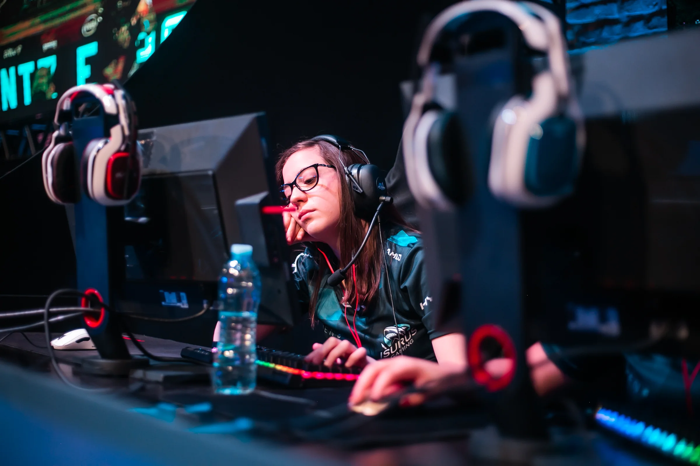 Sol compitiendo en un escenario de esports